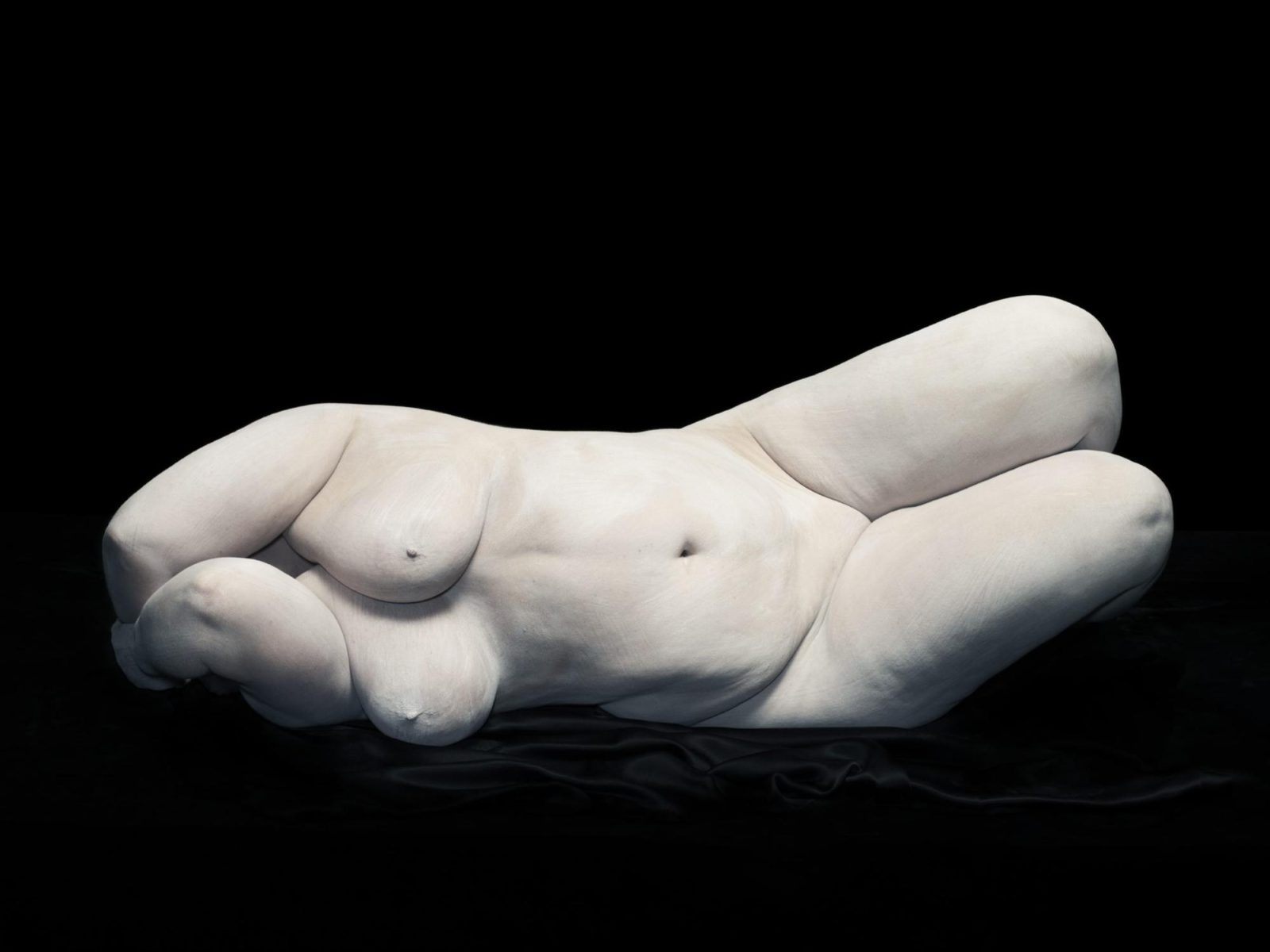 Elizabeth con i gomiti che nascondono il viso, 2012. Dalla fotografia di Bodies di Nadav Kander