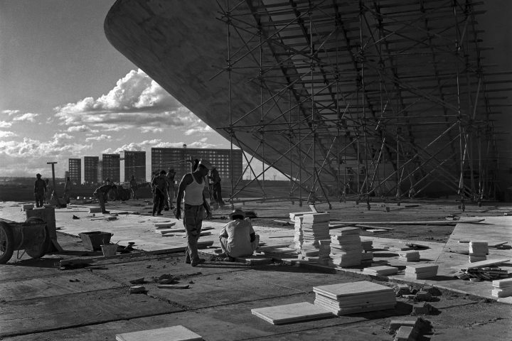 Fotografia in bianco e nero di operai edili di Marcel Gautherot