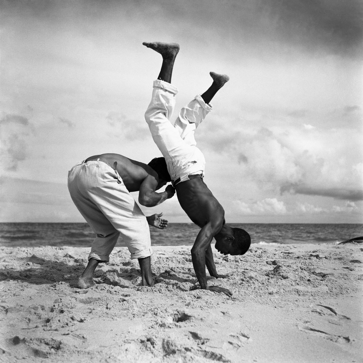 Schwarzweiss-Porträt der brasilianischen Männer, die Capoeira durch Marcel Gautherot spielen
