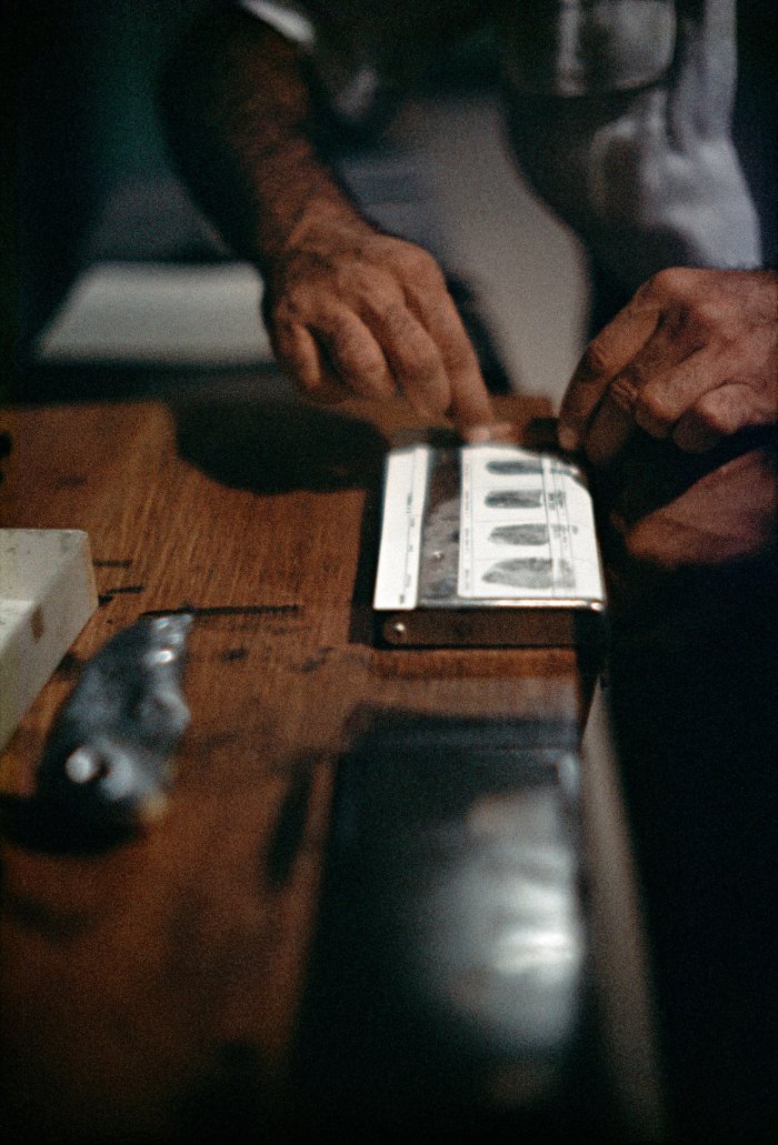 Fingerprinting Addicts for Forging Prescriptions, Chicago, Illinois, 1957 © Avec l'aimable autorisation de la Gordon Parks Foundation