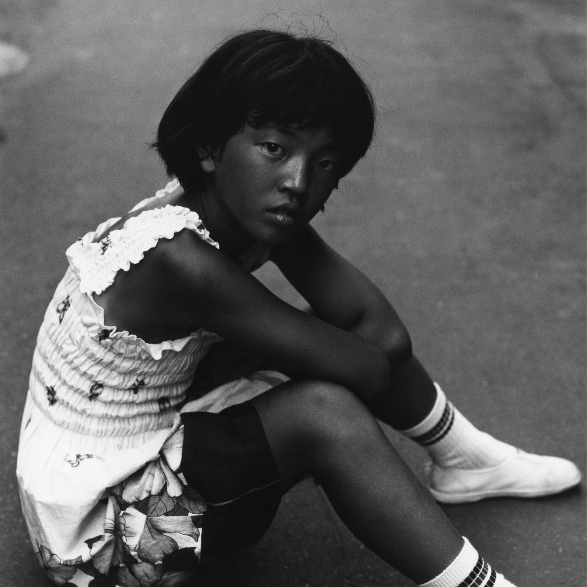Retrato en blanco y negro de una niña en Japón por Issei Suda