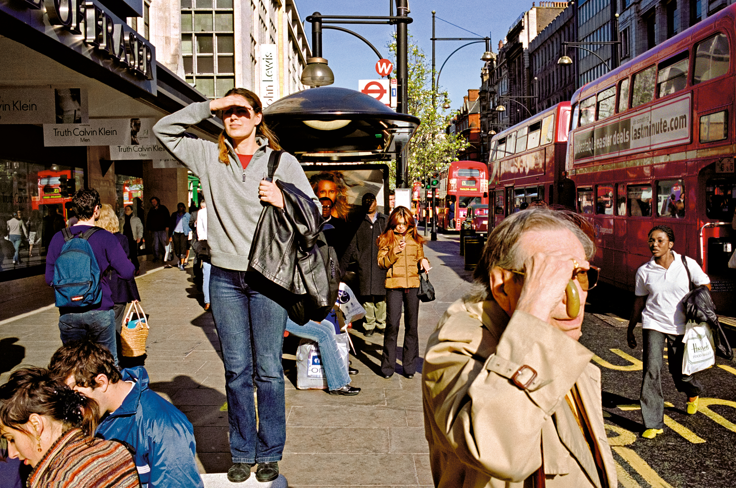Color Street Fotografia di persone in Oxford Street, Londra di Matt Stuart