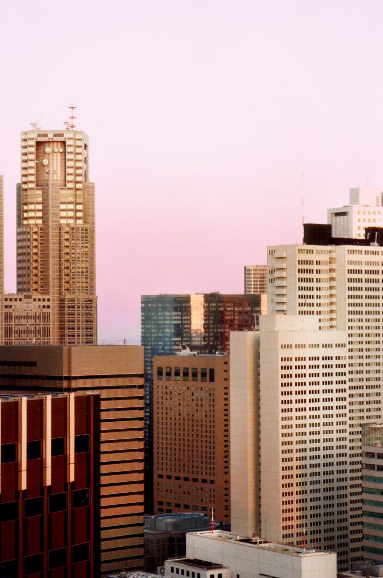 Colour travel, photographie d'architecture de Pia Riverola, Tokyo skyline.