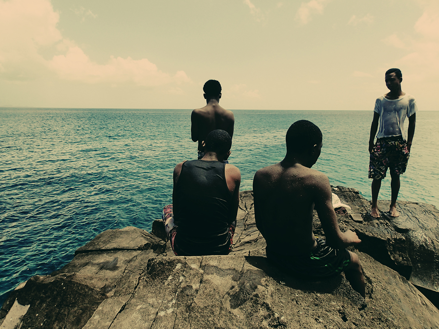 Photographie couleur de garçons des Caraïbes par Nadia Huggins Circa no future