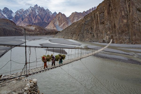 Travel Award - photographie couleur de People traversant une rivière au Pakistan par Jørgen Johanson