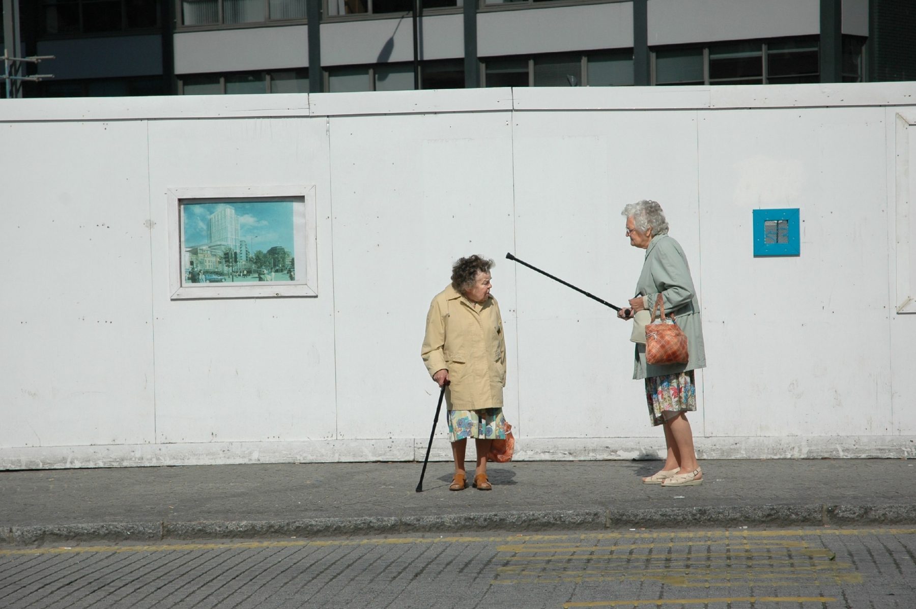 Fotografia di strada a colori di donne anziane che discutono di Paul Russell