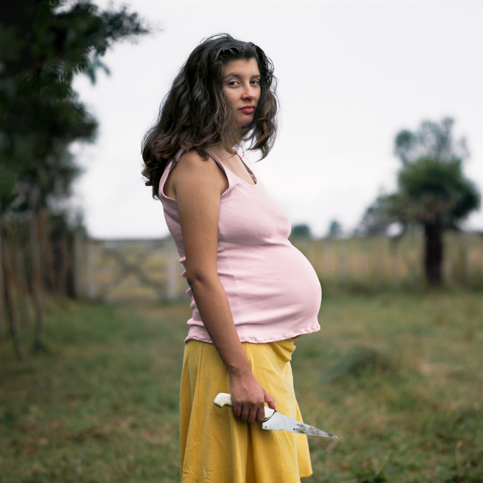 Ritratto a colori di una ragazza della fotografa Alessandra Sanguinetti