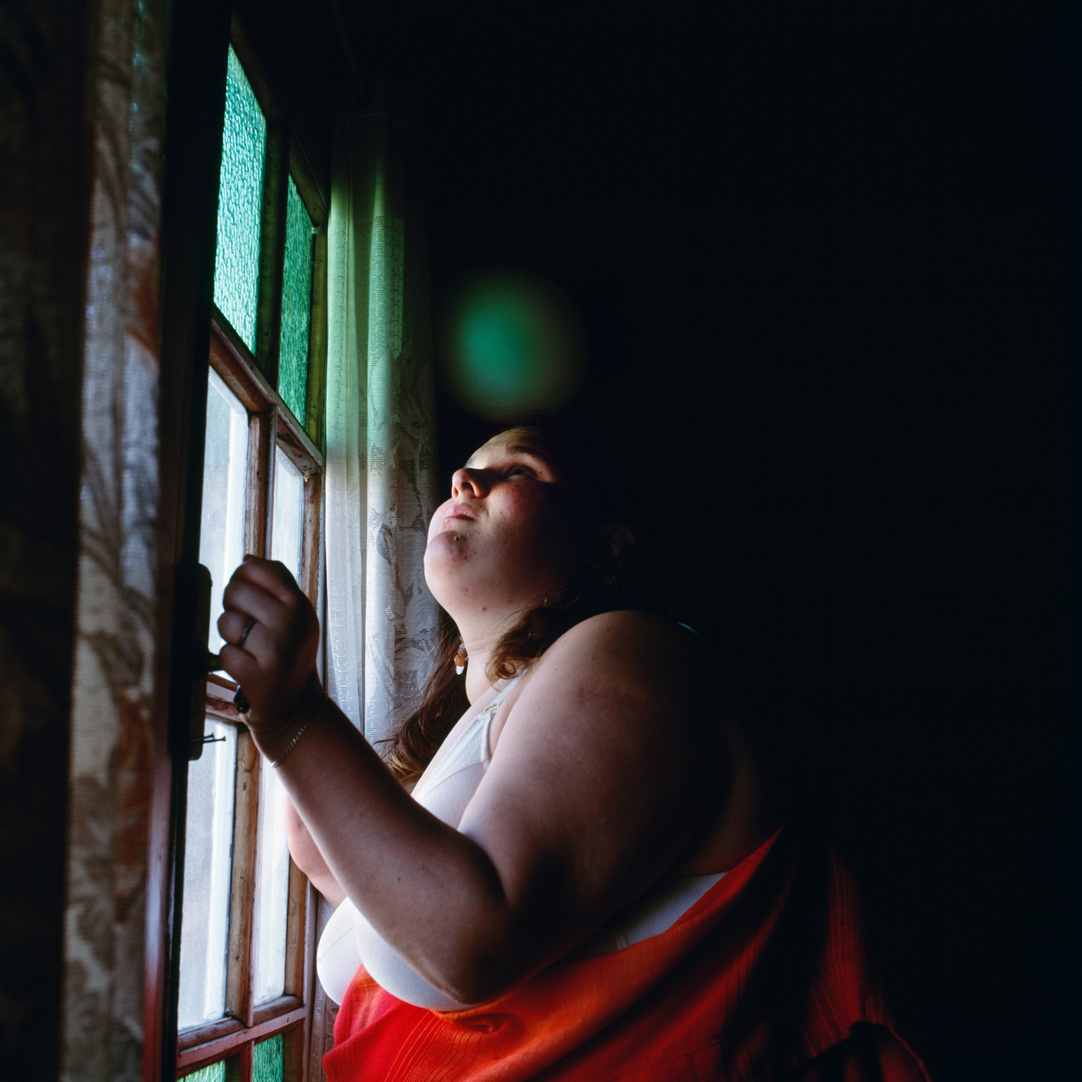 Ritratto a colori di una ragazza della fotografa Alessandra Sanguinetti