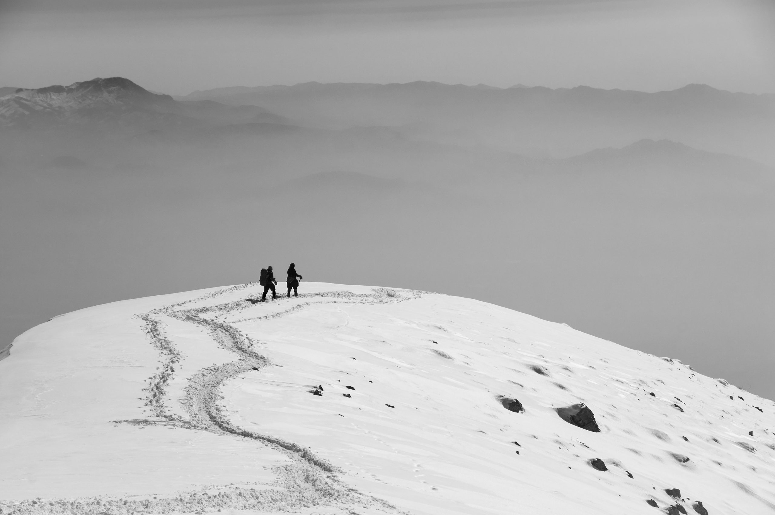 Schwarzweiss-Foto von Payam Hamzei von zwei Frauen, die Darabad-Berg nördlich von Teheran, Iran besteigen