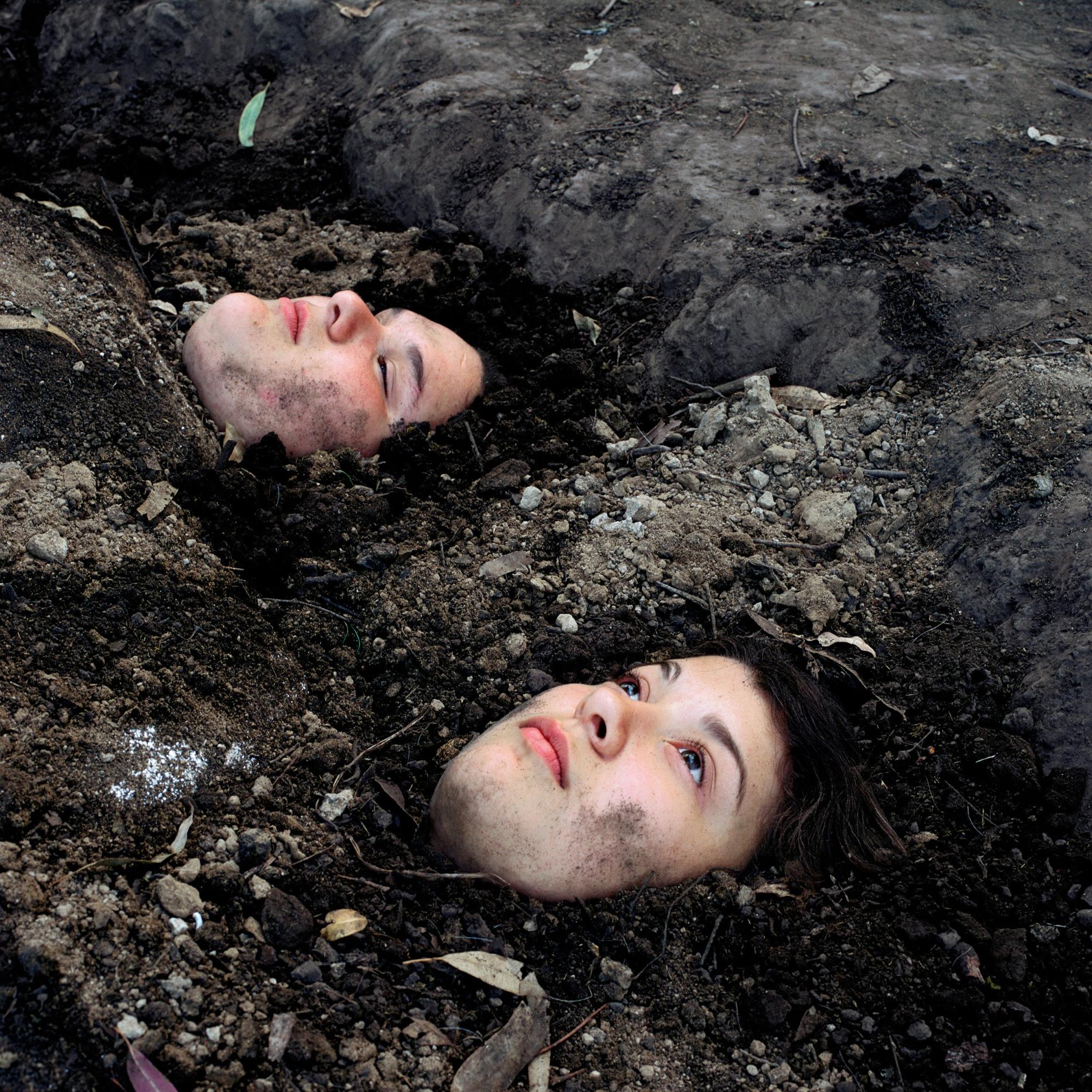 Ritratto a colori di due ragazze della fotografa Alessandra Sanguinetti