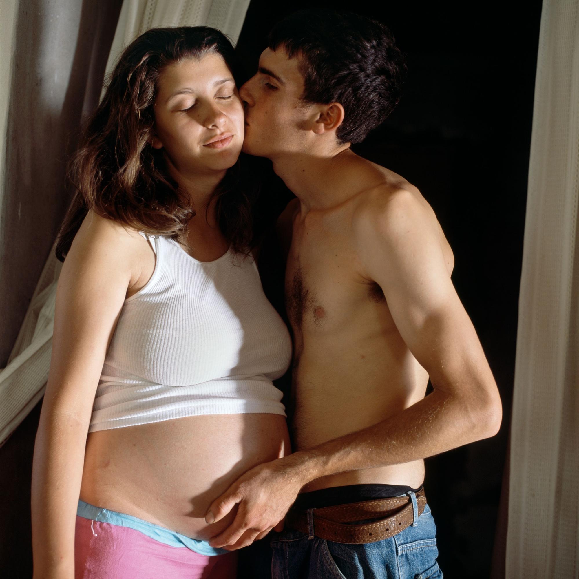 Ritratto a colori di un ragazzo e una ragazza della fotografa Alessandra Sanguinetti - The Illusion of An Everlasting Summer