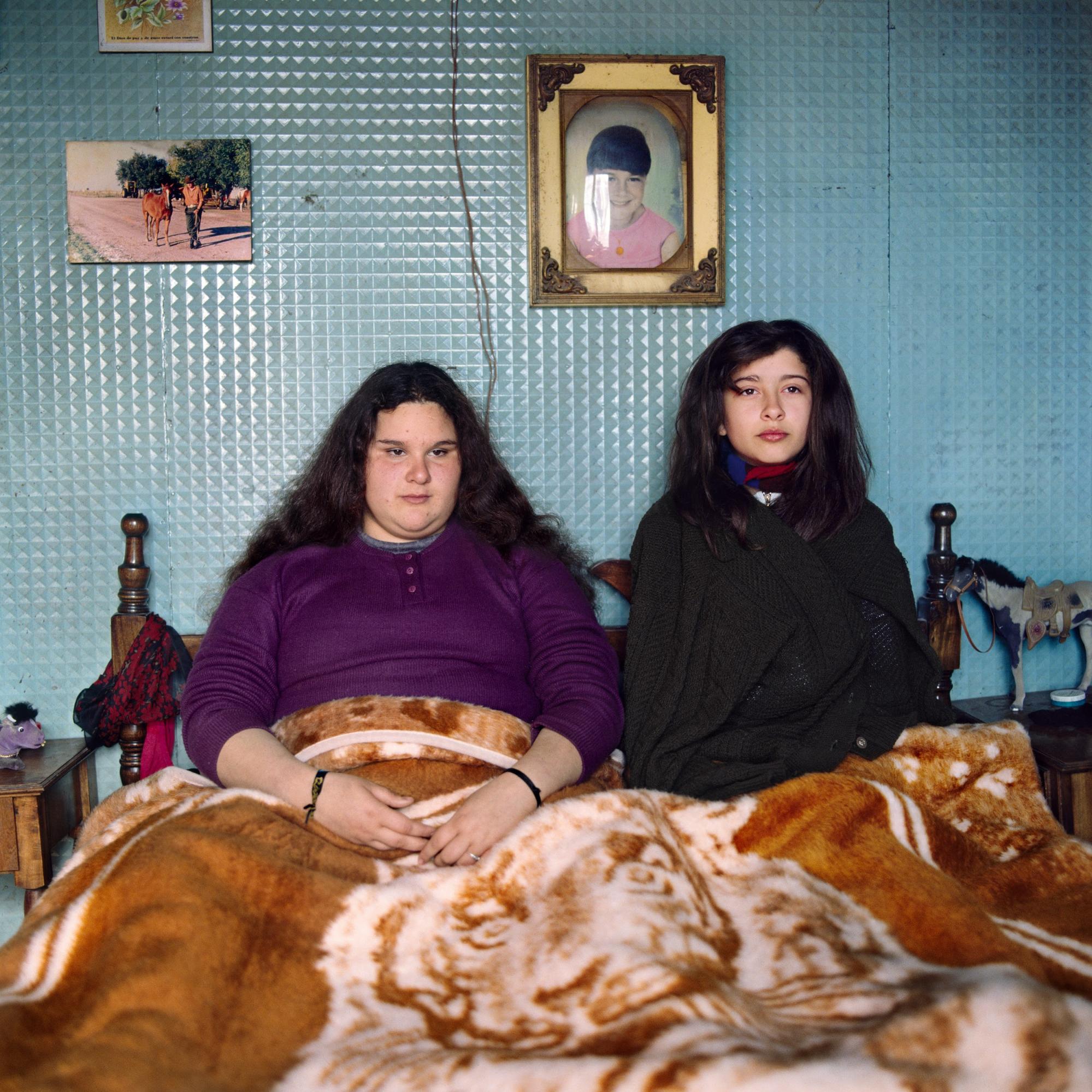 Ritratto a colori di due ragazze della fotografa Alessandra Sanguinetti - The Illusion of An Everlasting Summer