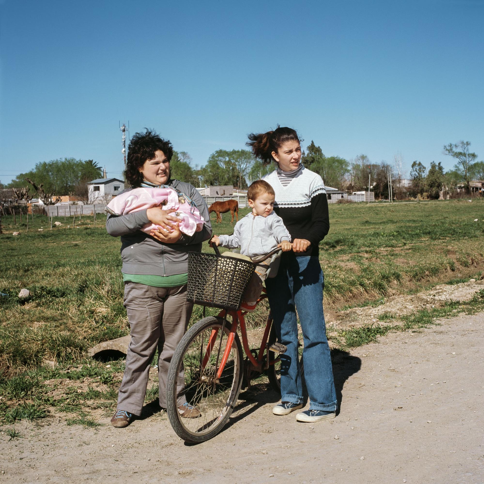 Ritratto a colori di due ragazze della fotografa Alessandra Sanguinetti