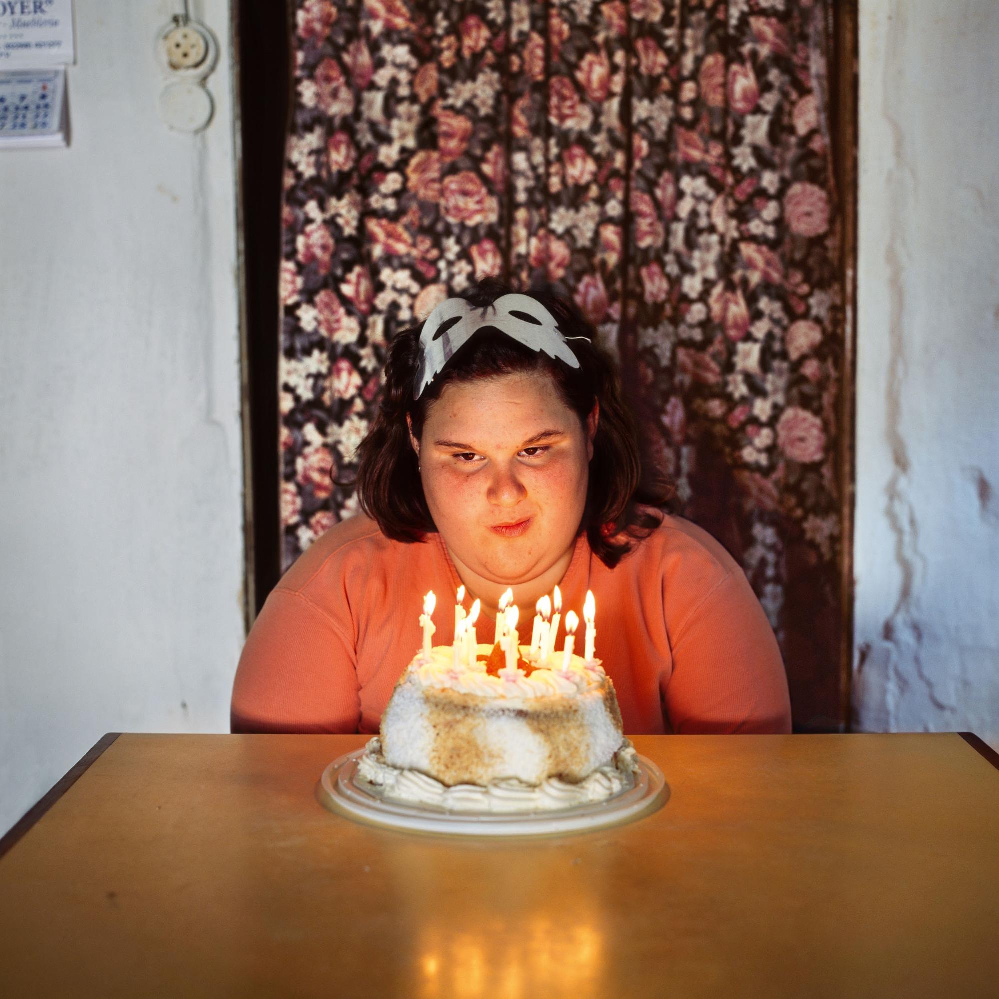 Ritratto a colori di una ragazza della fotografa Alessandra Sanguinetti