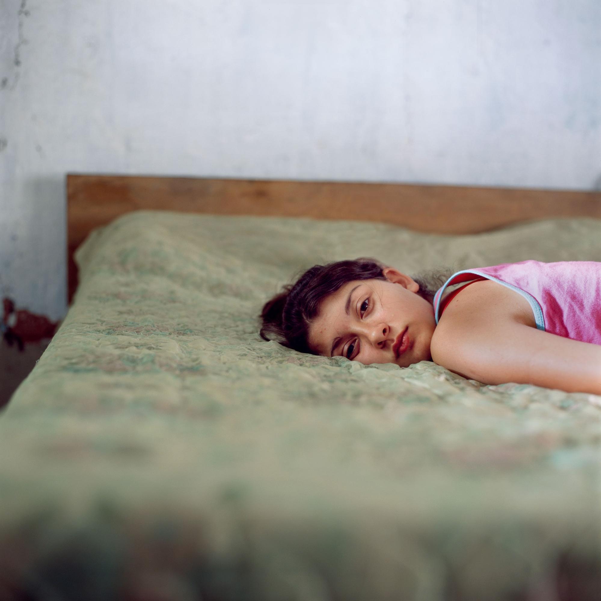 Ritratto a colori di una ragazza della fotografa Alessandra Sanguinetti