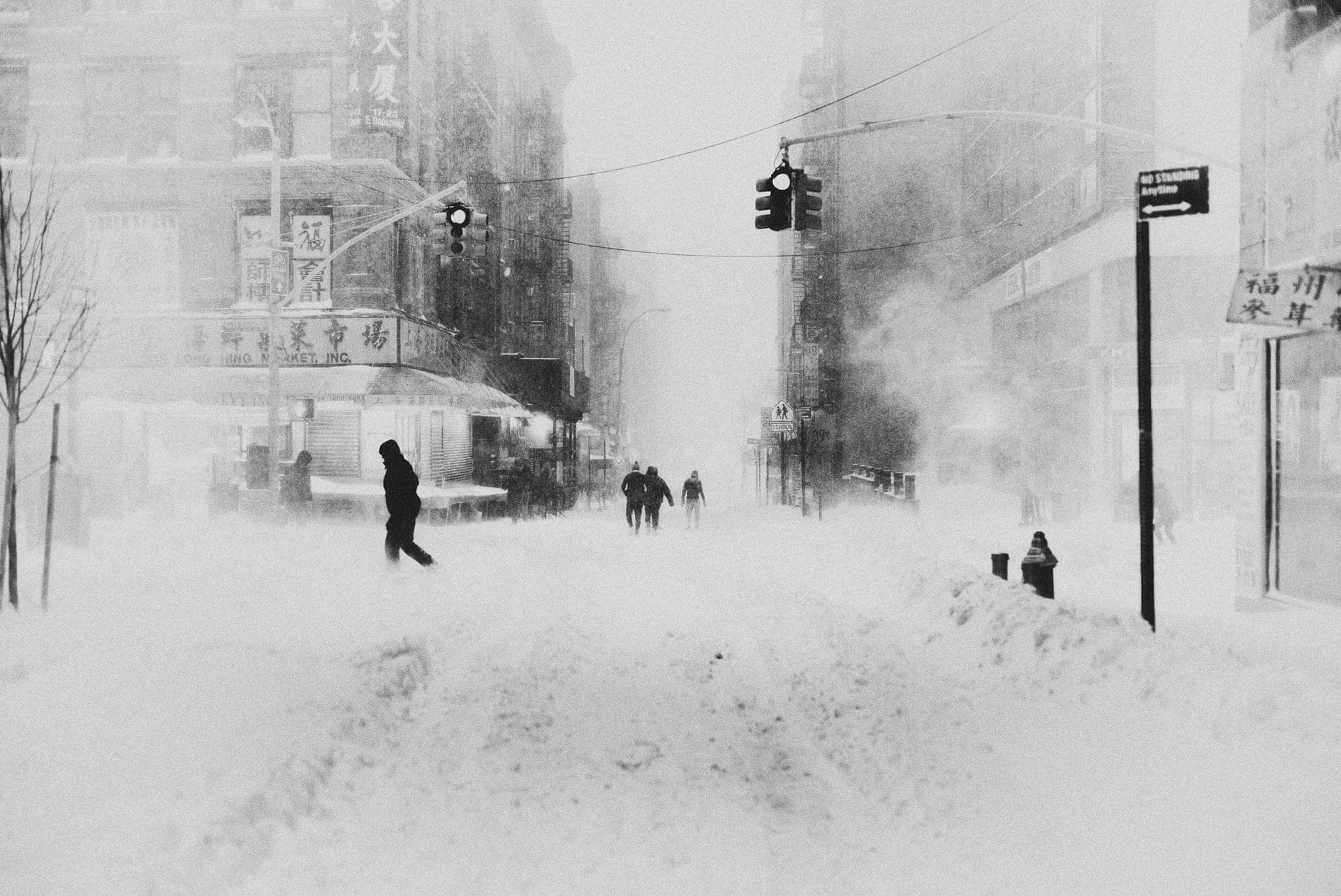 Black & white 巴斯蒂安·伍德(Bastiaan Woudt)拍摄的暴风雪中的纽约街头