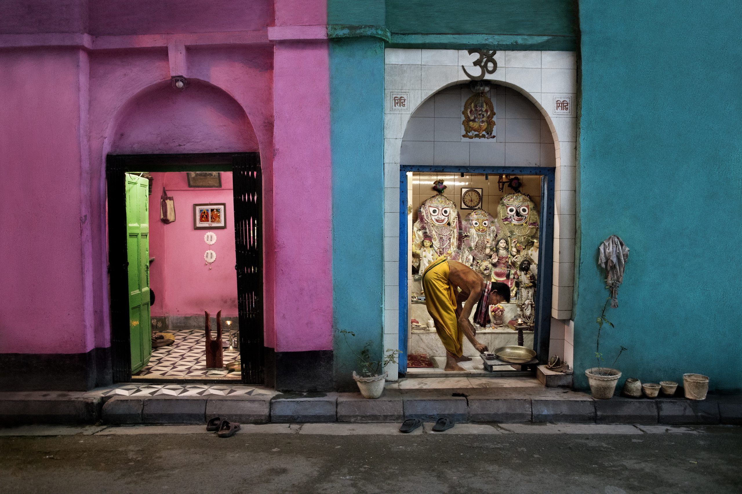 史蒂夫·麦卡里(Steve McCurry)的彩色照片,印度,色彩缤纷的房屋,男子沐浴,加尔各答