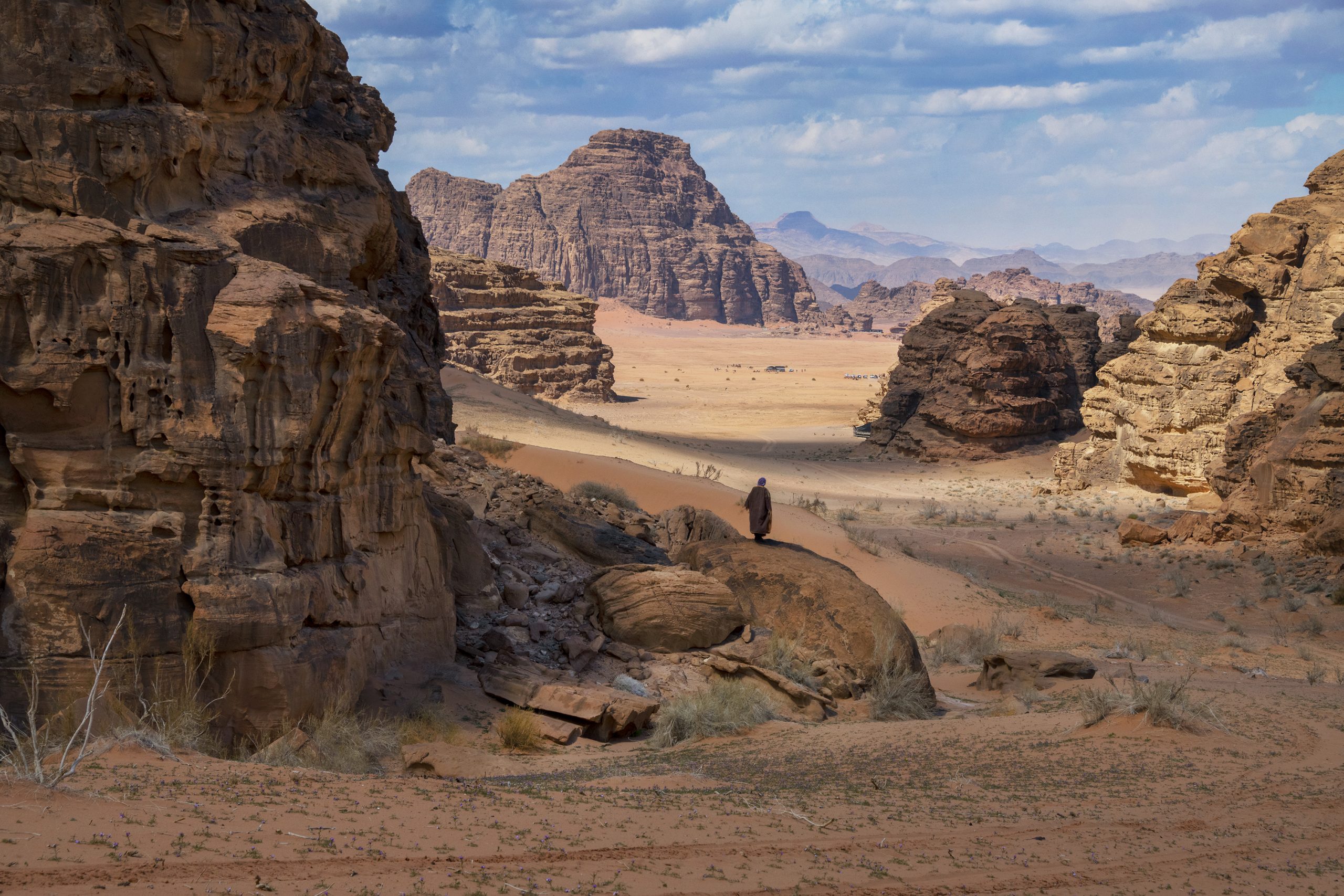 史蒂夫·麦卡里(Steve McCurry),瓦迪拉姆(Wadi Rum),约旦,山脉,岩层的彩色照片