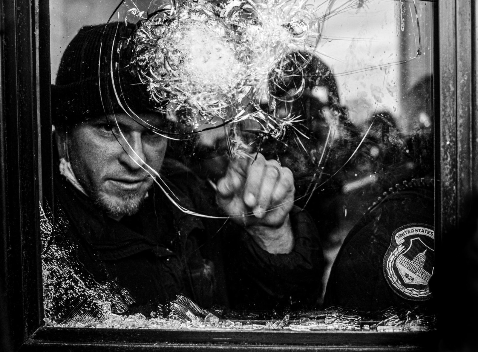 Black and white photograph of a US police officer at the capitol in washington, USA - Visual Storytelling Award