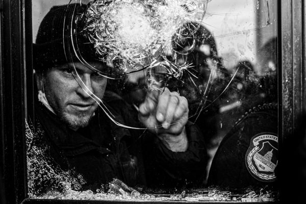 Black and white photograph of a US police officer at the capitol in washington, USA - Visual Storytelling Award