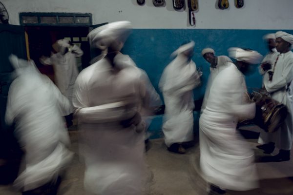 摩洛哥舞者的彩色街头照片，作者：Jorge Delgado-Ureña