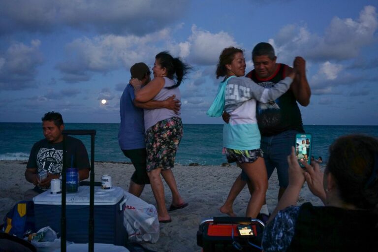 Color photo by Niki Gleoudi, family, beach, US, vacation, holiday