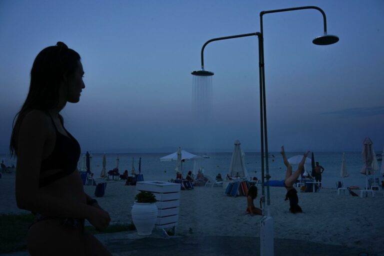 Color photo by Niki Gleoudi, family, beach, US, vacation, holiday