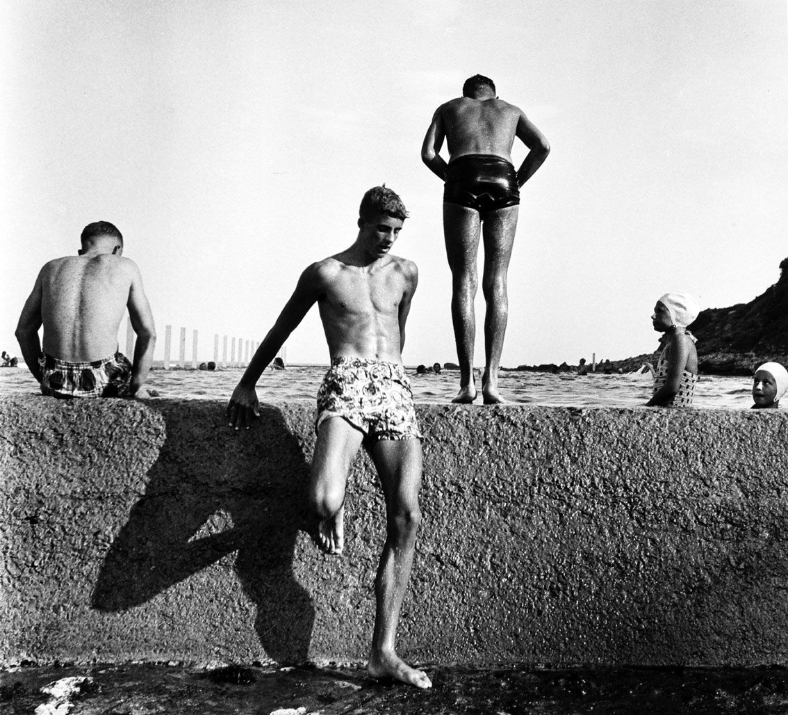 Black and white photo by Max Dupain, boys, men swimming, australia, vacation, 1950s