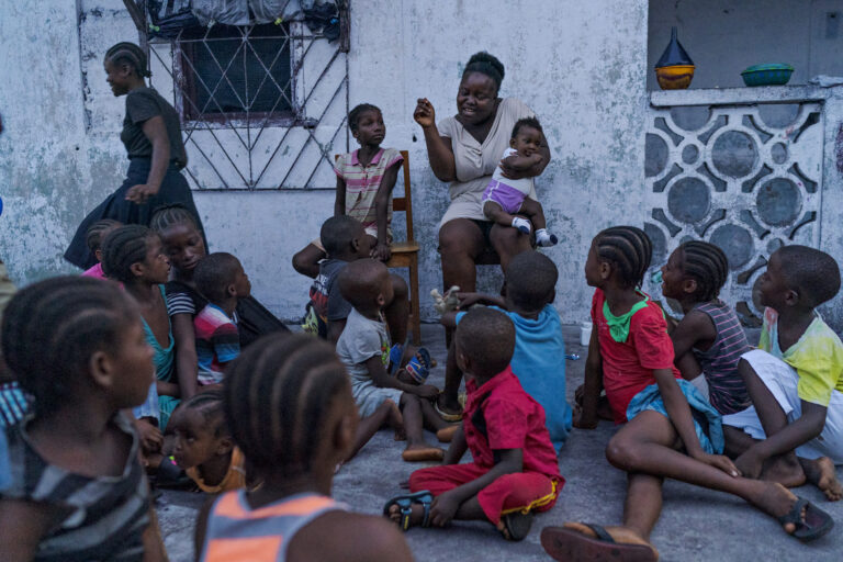 De la série "Living Lullabies". Famille, enfants, mère. Photographie documentaire par Hannah Reyes Morales