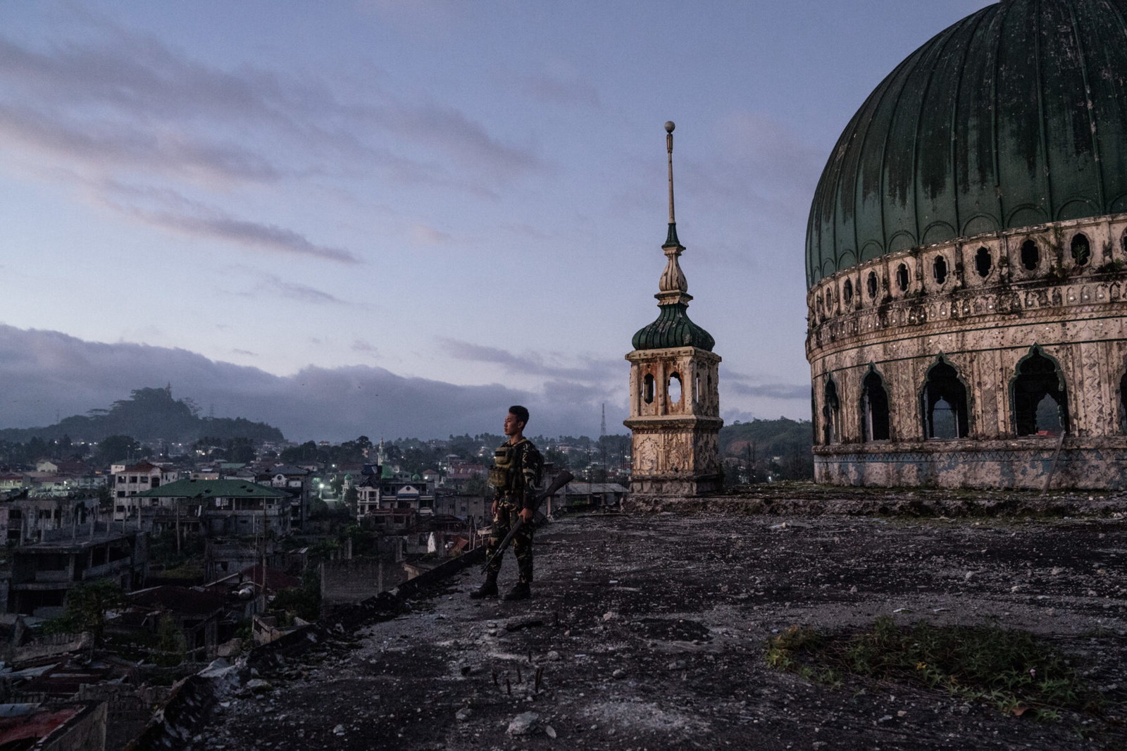MARAWI, PHILIPPINES. 8 JANVIER. Un soldat est vu dans la Grande Mosquée, qui a été détruite pendant le siège de Marawi. Photographie documentaire par Hannah Reyes Morales, de la série 'Marawi'