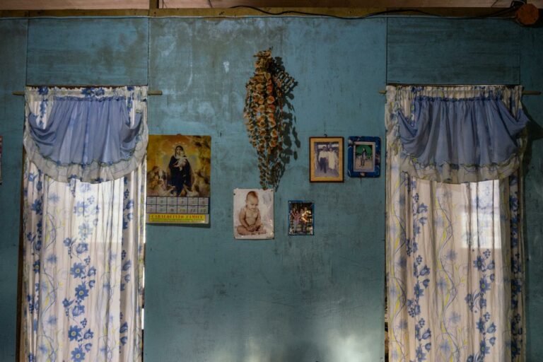 Photographie documentaire de Hannah Reyes Morales, de la série « Shelter from the Storm ».