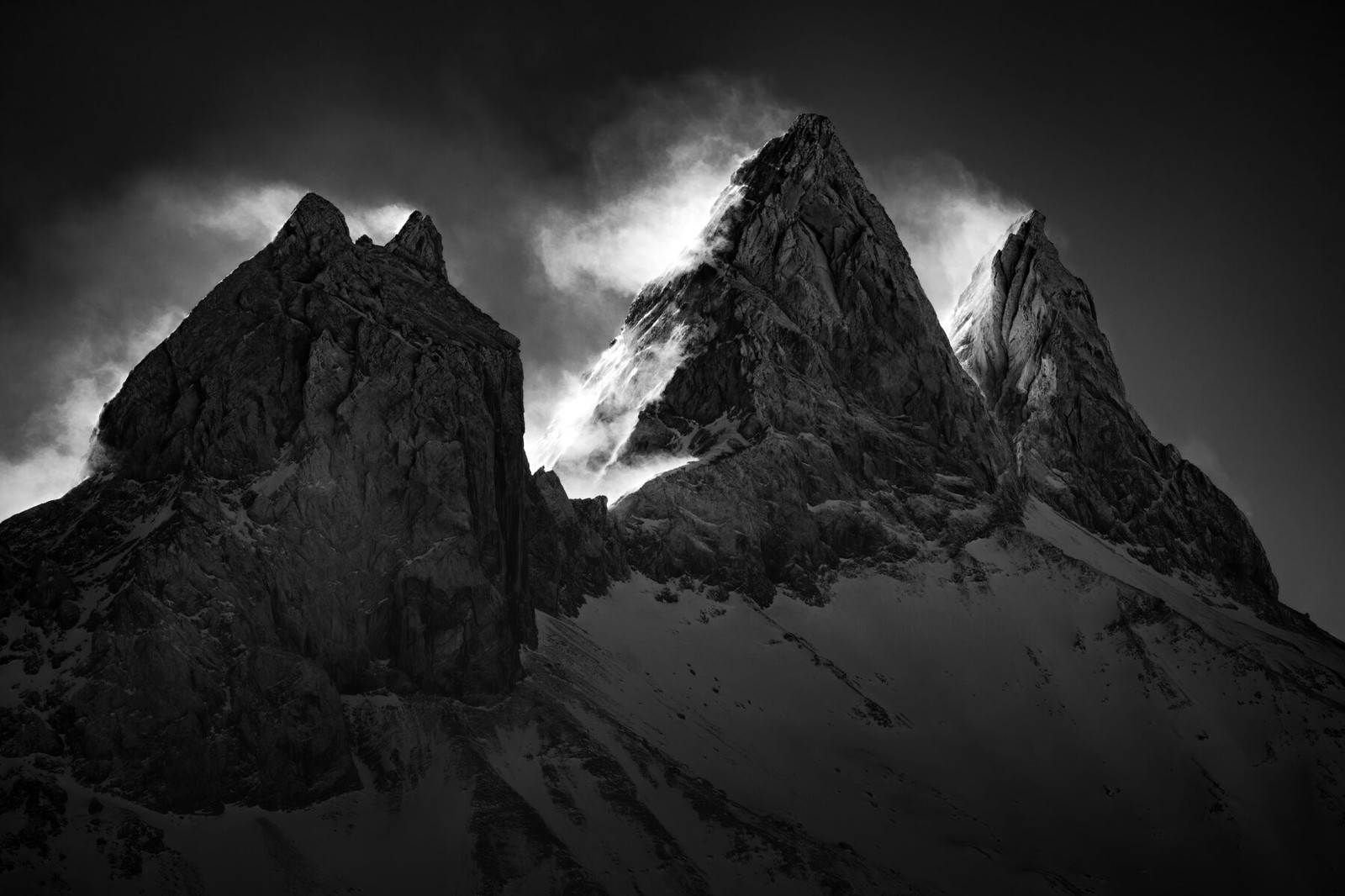 fotografia di paesaggio in bianco e nero delle montagne dell'Aiguilles d'Arves in Francia di Yann Calonne