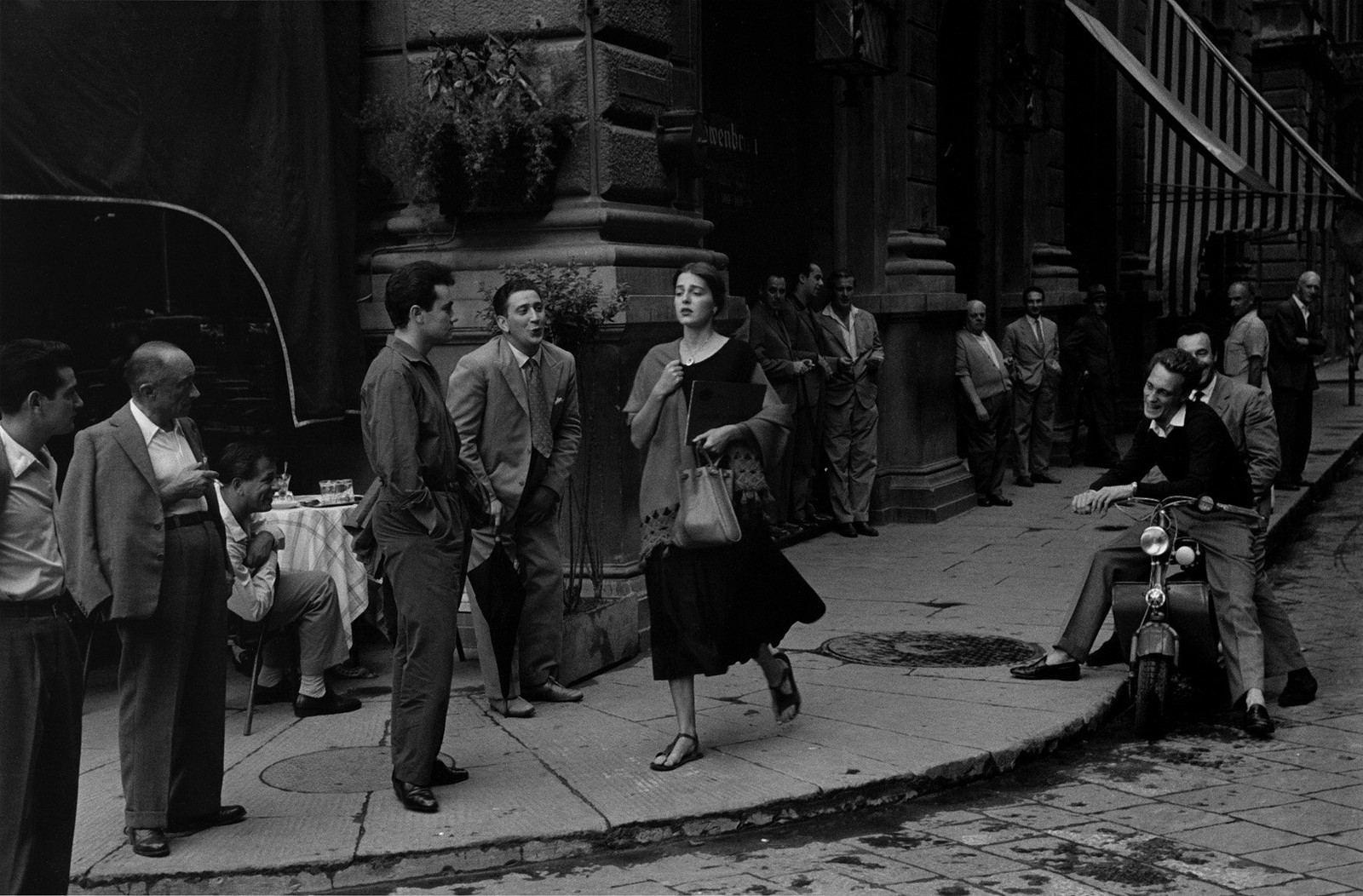 Street photography 露丝·奥金（Ruth Orkin），在佛罗伦萨街头走来走去的女人，被嘲笑的男人包围
