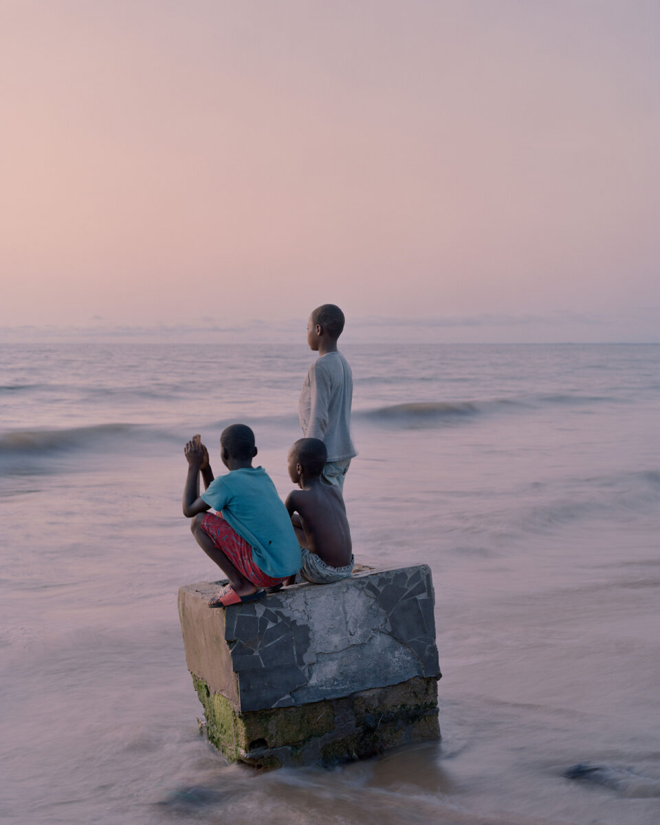 Fotografia documentaria con ritratti a colori di Elliott Verdier, ragazzi sulla spiaggia, Liberia, alba