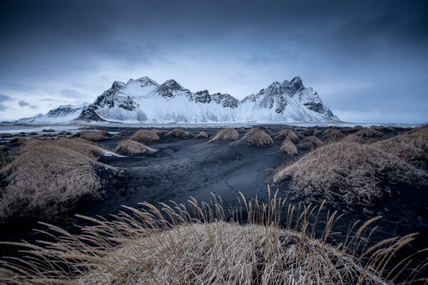 color landscape photo of the Icelandic shores and mountains by Sergio Volani