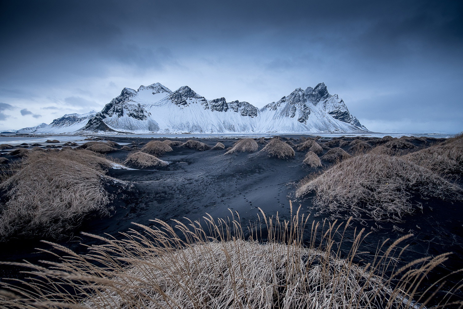 color landscape photo of the Icelandic shores and mountains by Sergio Volani