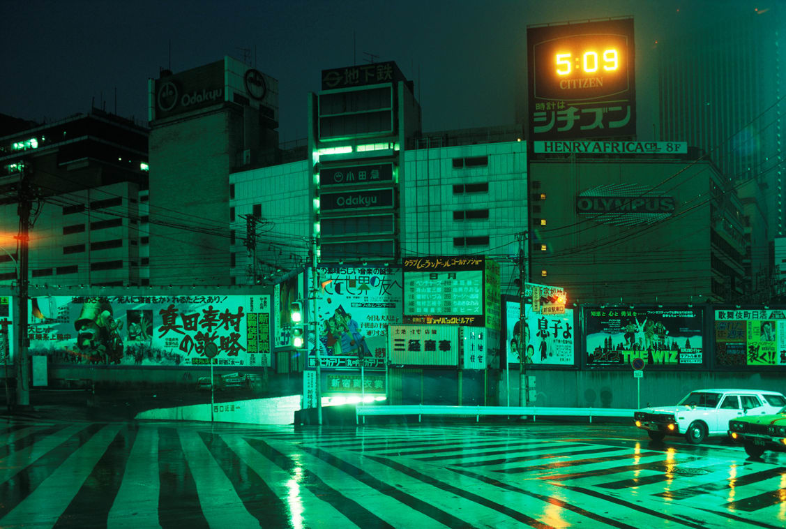 Farbfotografie von Greg Girard, grüne Neonlichter auf der Straße, Stadtteil Shinjuku, Tokio, Japan, 1979