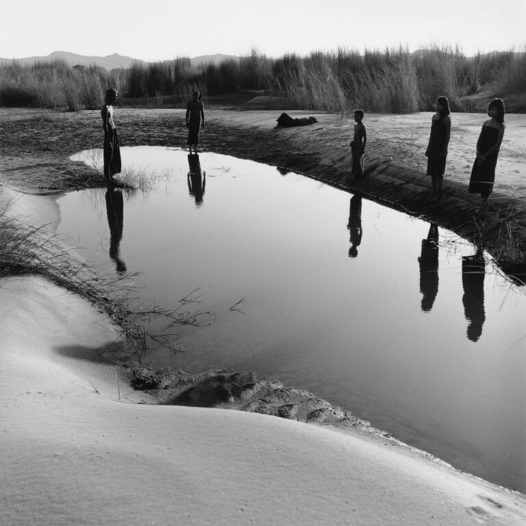 莫妮卡·德内万 (Monica Denevan) 拍摄的黑白摄影。 一家人在缅甸的倒影池里观察