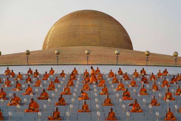 Farbdokumentarfoto der Zeremonie im Wat Dhammakaya, Thailand von Aleksandra Lasota