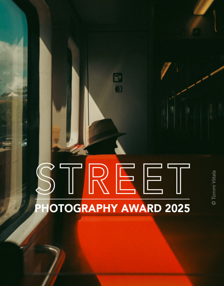 Foto di strada a colori di una donna in treno di Tommi Viitala