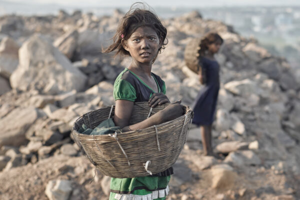 Porträt eines indischen Kohlearbeiterkindes von Sebastian Sardi