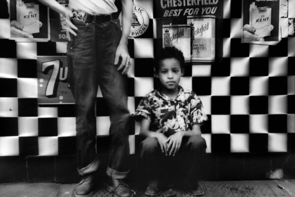 黑，白 street photography by William Klein. 两个男孩站在糖果店前，纽约，1955 年