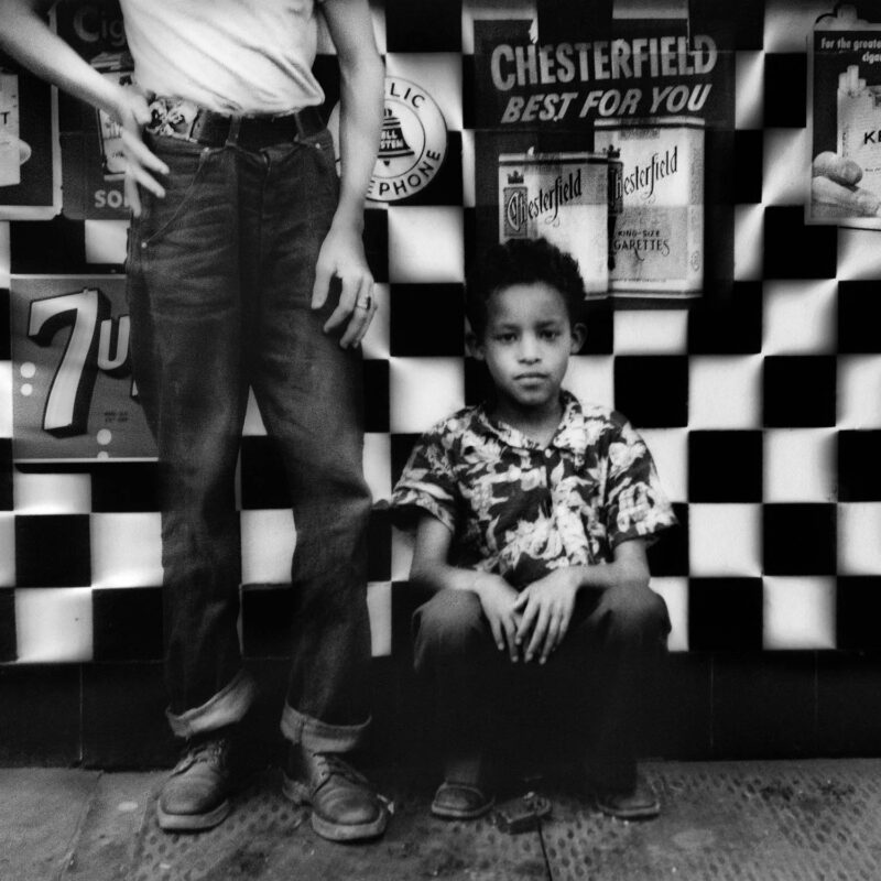 黑，白 street photography by William Klein. 两个男孩站在糖果店前，纽约，1955 年