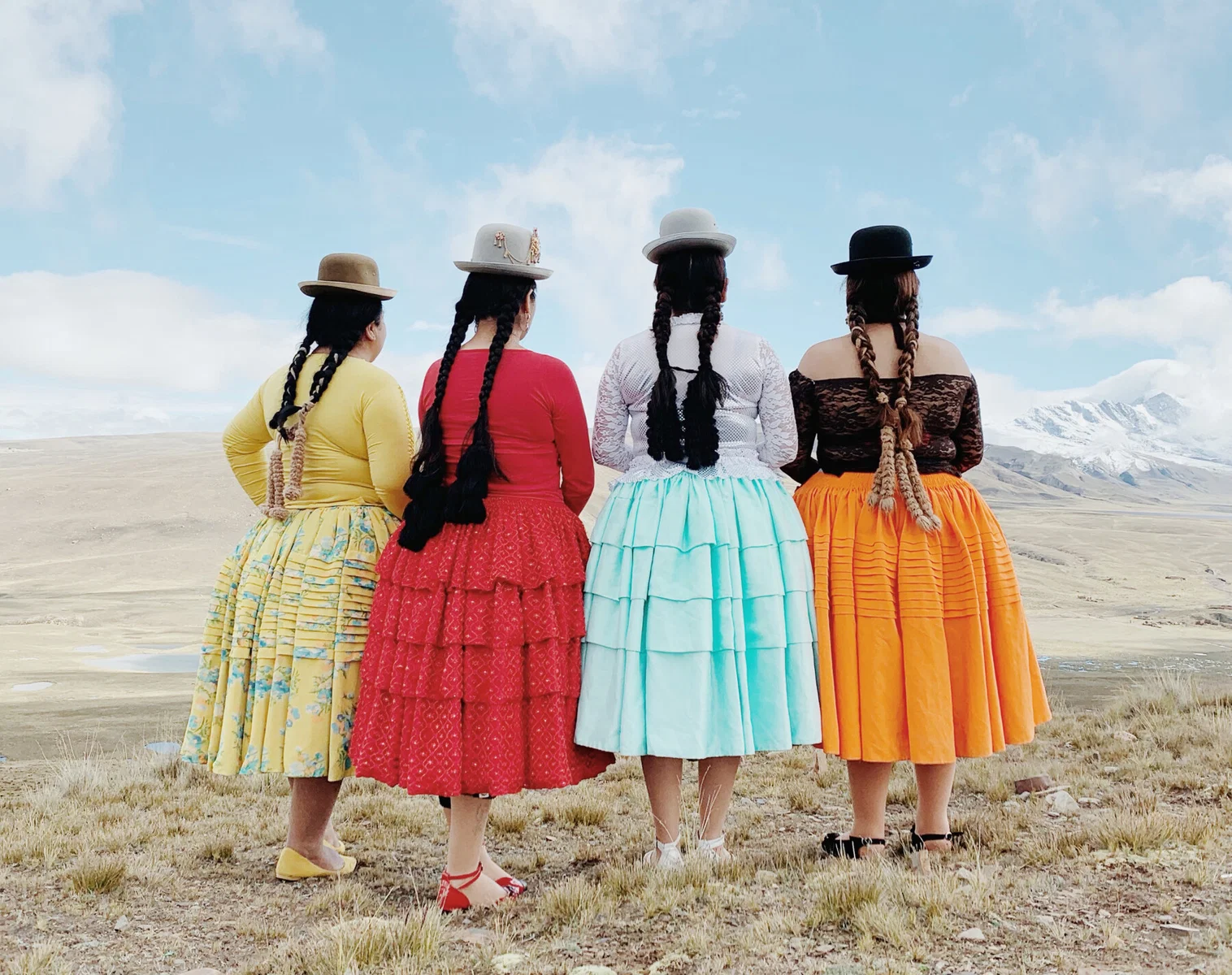 Photo by Luisa Dörr. Women in traditional Bolivian outfits in the mountains