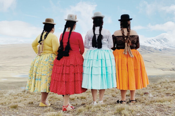 Photo by Luisa Dörr. Women in traditional Bolivian outfits in the mountains