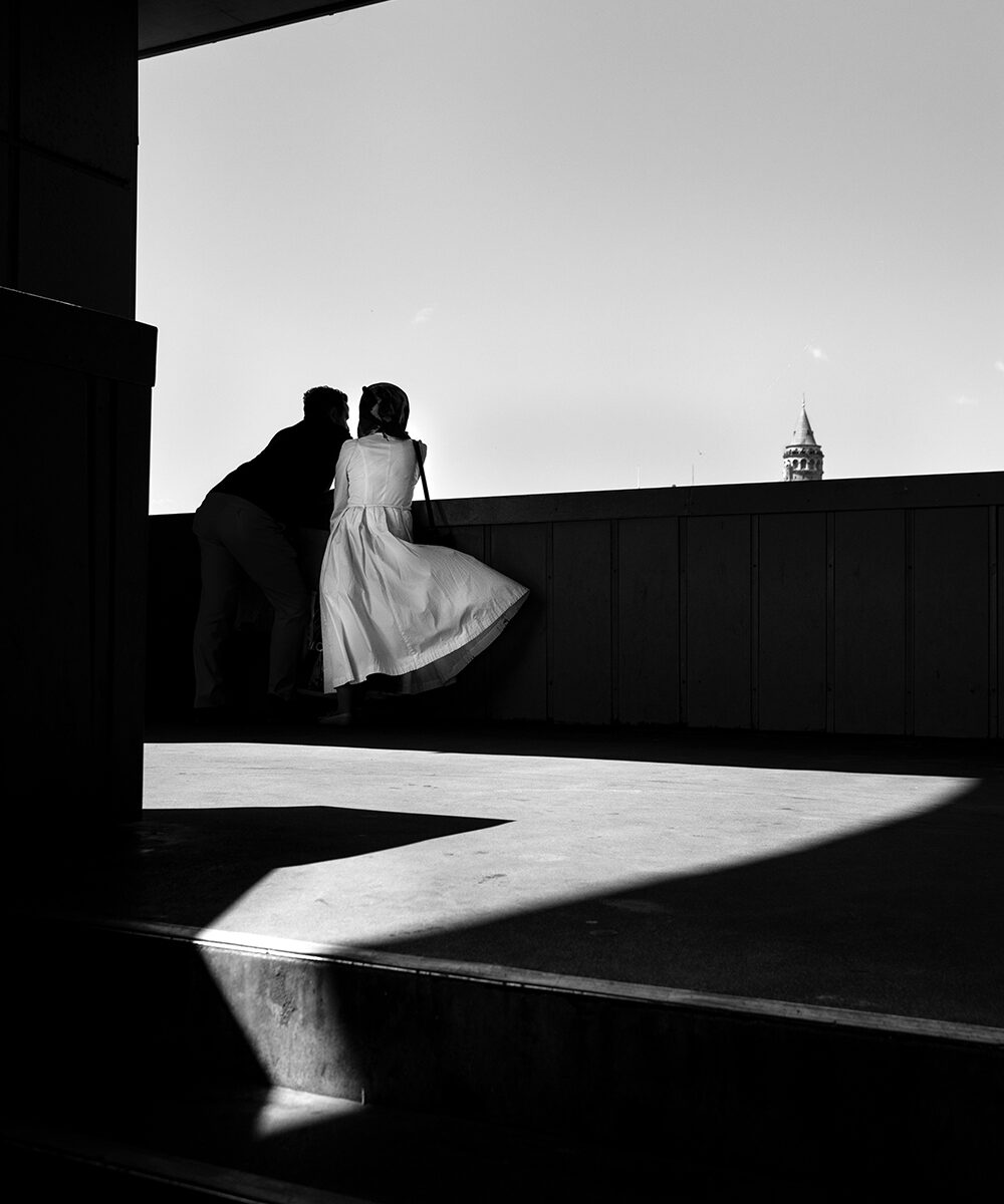 black and white street photography of couple in Istanbul, Turkey by Murat Harmanlikli