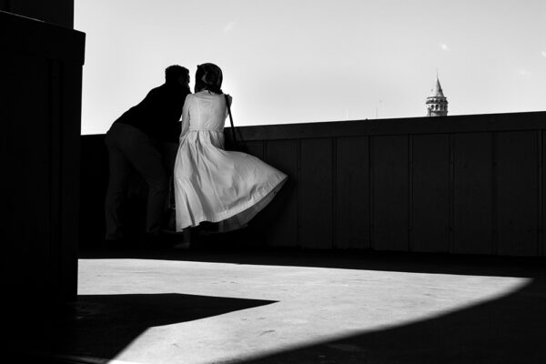 black and white street photography of couple in Istanbul, Turkey by Murat Harmanlikli