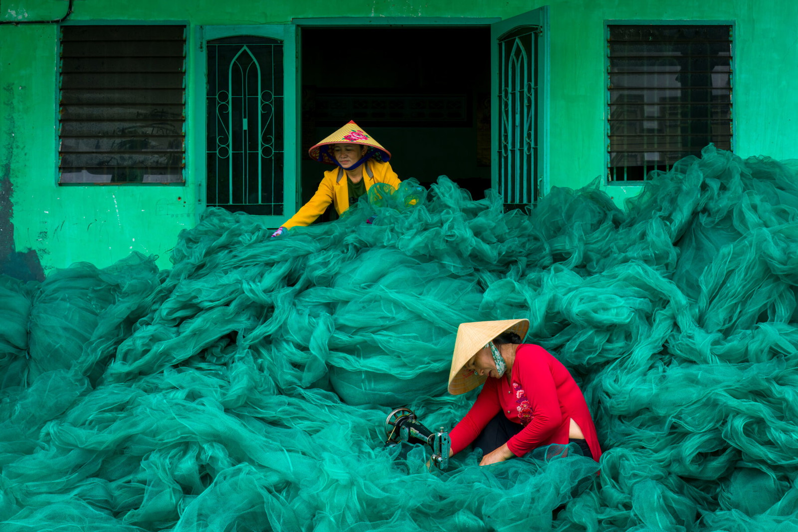 color travel photo of Vietnamese women tending fishing nets in Vietnam by Barry Crosthwaite, interview with Carol Körting