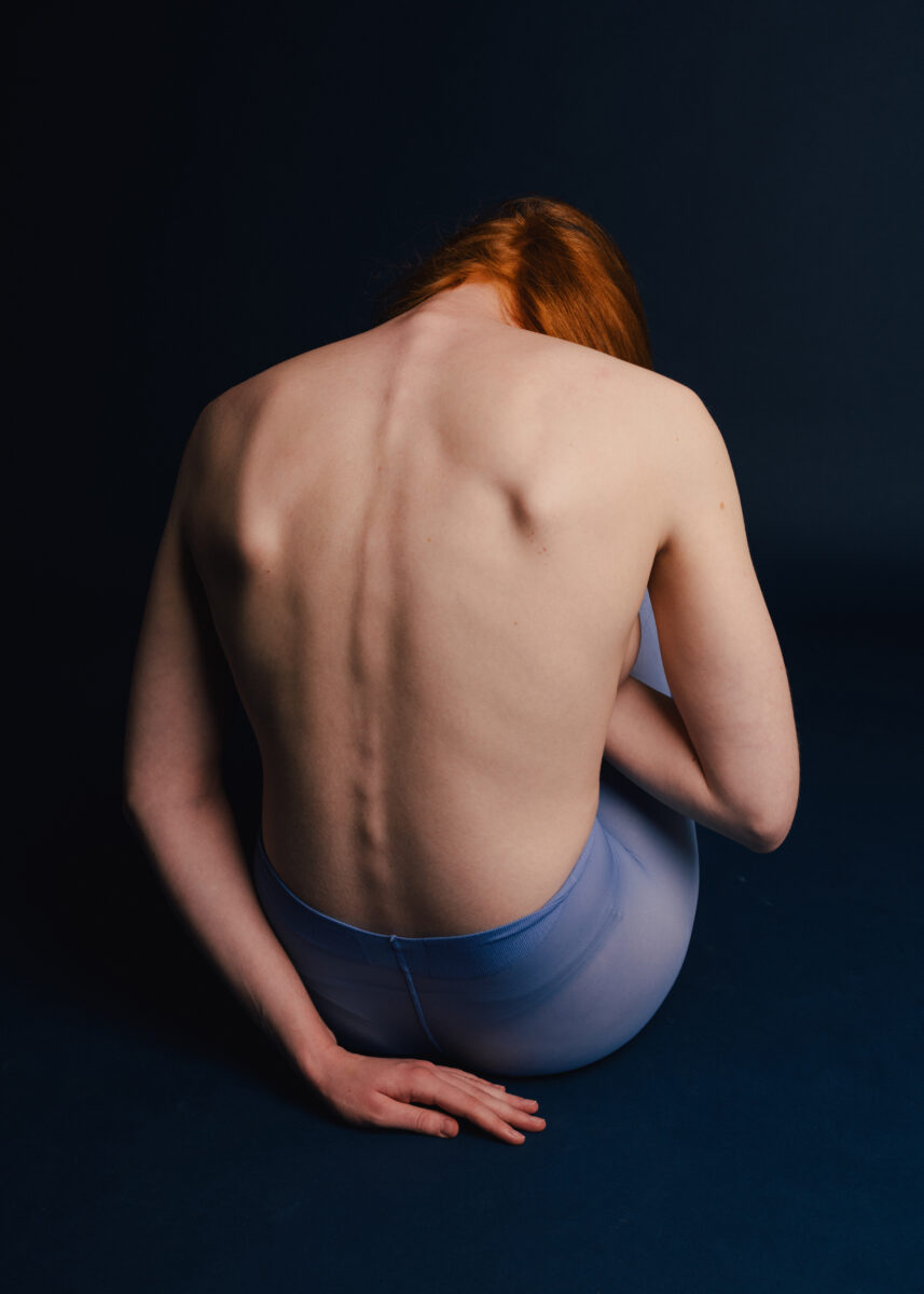 color studio fine art portrait of a woman's back by Evgenia Rieger