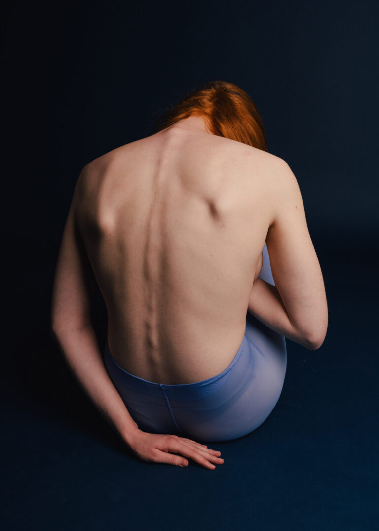 color studio fine art portrait of a woman's back by Evgenia Rieger